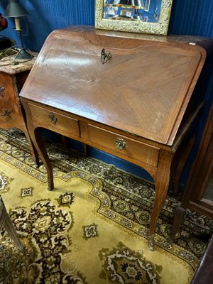un bureau en bois surmonté d'un miroir