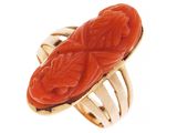 Gros plan sur une bague contenant une pierre orange