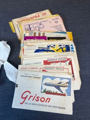 beaucoup de vieilles cartes de voyage sur la table