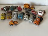 un grand nombre de camions jouets posés sur une table
