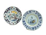 paire d'assiettes chinoises bleues et blanches ornées de personnages et de fleurs