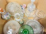 une boîte remplie d'objets en verre posée sur une table