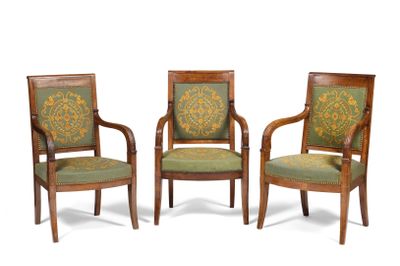 Trois fauteuils en bois mouluré et sculpté, dont une paire à…