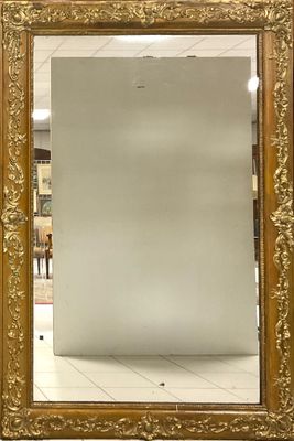 Important miroir rectangulaire en bois et stuc doré.
