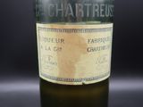 l'image d'une bouteille de vin posée sur une table