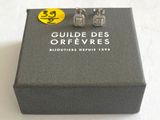boucles d'oreilles plaquées argent, présentées dans un coffret noir avec une étiquette jaune