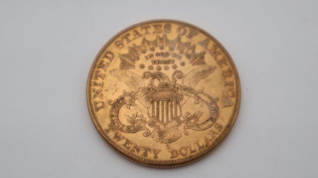 Une pièce de monnaie en or à valeur faciale de vingt dollars USA ...