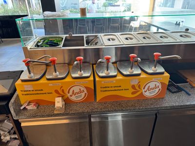 beaucoup de plats posés sur le comptoir du restaurant