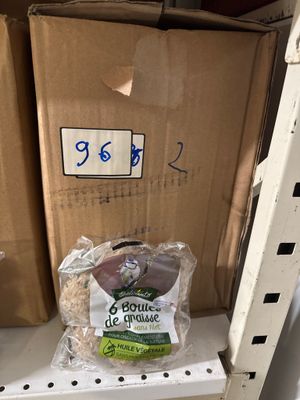 un sac de provisions posé sur une étagère dans un magasin