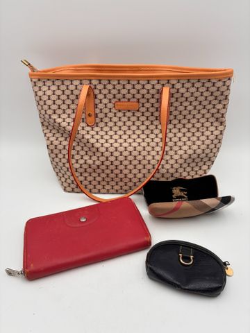 Lot comprenant 1 sac plastique et cuir ,1 portefeuille Longchamp,...