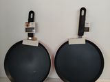 deux casseroles posées sur une table