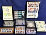 il y a beaucoup de timbres exposés sur la table