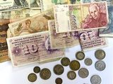 il y a toutes sortes de billets sur la table
