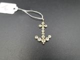 gros plan d'un collier sur une table avec une étiquette
