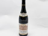 une bouteille de vin posée sur une table