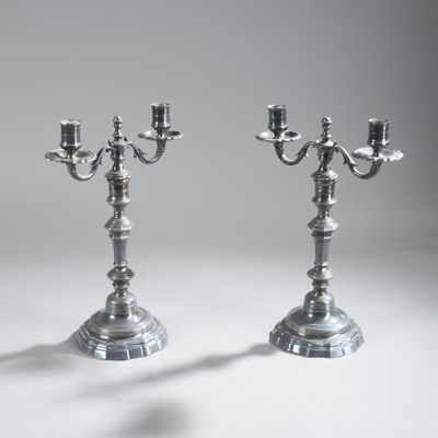 Paire de bougeoirs à deux bras de lumière en métal argenté, …
