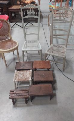 de nombreuses chaises et tabourets disposés dans une pièce