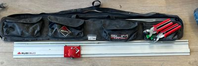 une photo d'une trousse à outils et d'outils posés sur une table