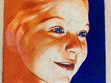un tableau représentant une femme aux yeux bleus accroché au mur