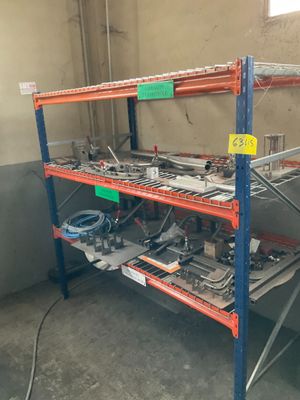 un porte-outils sur lequel sont rangés de nombreux outils, dans une pièce