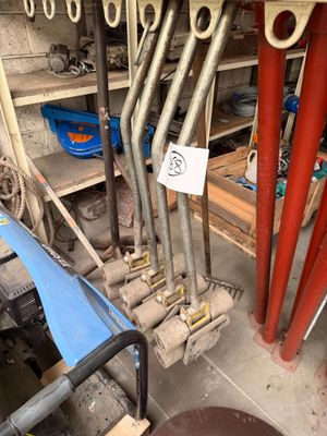 de nombreux tuyaux raccordés au mur dans ce garage