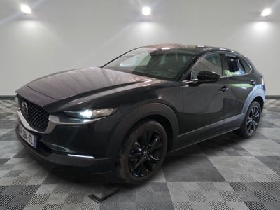 La Mazda CX-HR est garée sur un sol à damier
