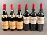 six bouteilles de vin sont alignées sur une table