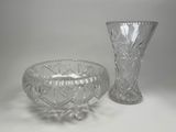un saladier en verre et un vase en verre posés sur une table