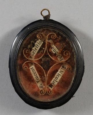 une photo d'une photo d'une horloge sur laquelle figurent des mots