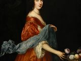 portrait d'une femme en robe rouge tenant un panier de fruits