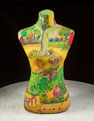 un mannequin posé sur une table sur laquelle se trouve un tableau