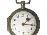 une montre de poche en argent sur fond blanc