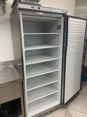 un réfrigérateur vide au milieu d'une cuisine