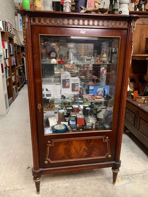 Vitrine en acajou et placage d'acajou ouvrant par un vantail…