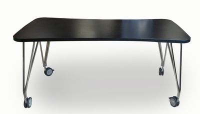 La table noire est montée sur roulettes et possède un plateau noir.