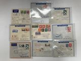six enveloppes affranchies posées sur une table