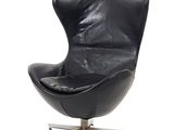 une image représentant un fauteuil en cuir noir sur fond blanc