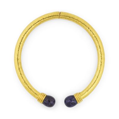 un bracelet en or orné de lapis-lazuli et de perles de lapis-lazuli
