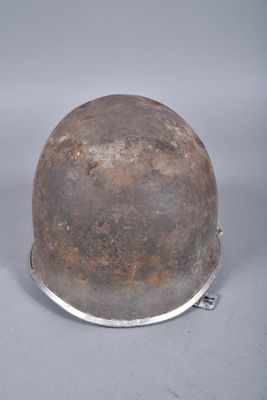 Un vieux casque est posé sur une table, entouré d'une chaîne.