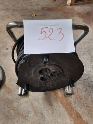 une photo d'une bobine de fil métallique sur laquelle est apposée une étiquette de prix