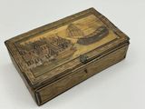 une vieille boîte en bois sur laquelle est représenté un bateau