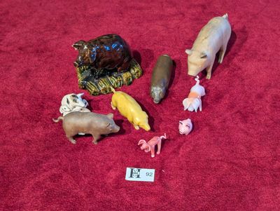 plein d'animaux en peluche posés sur un tapis rouge