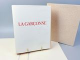 un gros plan sur une carte blanche sur laquelle figure une inscription en rouge