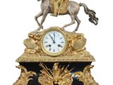 une statue représentant un homme à cheval au sommet d'une horloge