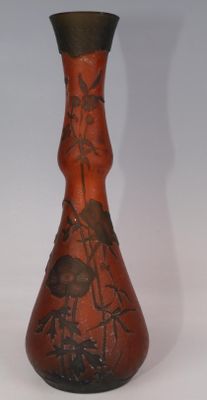 Circa 1900 Vase en verre multicouches figurant des anémones …