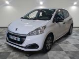 la petite voiture blanche est garée sur un carrelage à carreaux