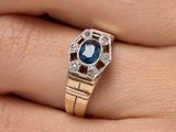 une image montrant un gros plan de la main d'une personne portant une bague