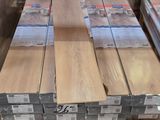 de nombreuses piles de planches de bois dans un entrepôt