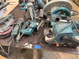 une table sur laquelle sont posés plusieurs outils