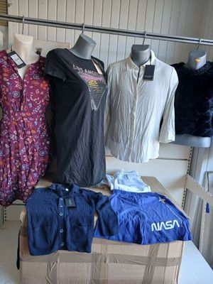 beaucoup de vêtements exposés sur une table